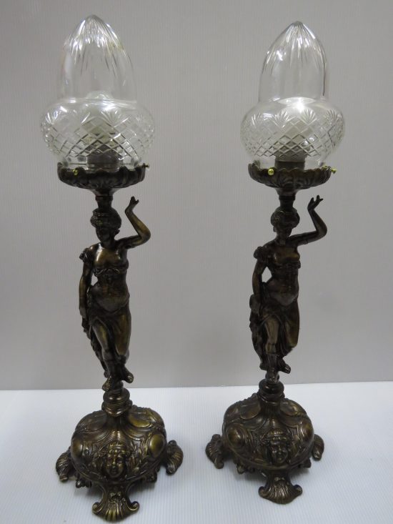 Lote: 92 - Lote: 92 - 2 lamparas en bronce con tulipas de vidrio talladas