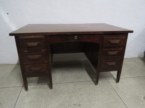 Lote: 109 - Lote: 109 - Escritorio de roble