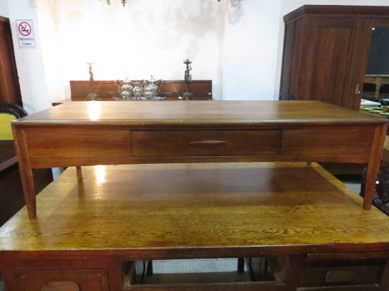 Lote: 105 - Lote: 105 - Mesa de sala de cedro estilo americana