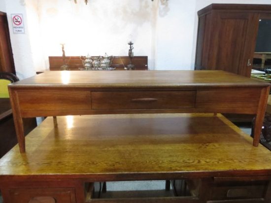 Lote: 105 - Lote: 105 - Mesa de sala de cedro estilo americana