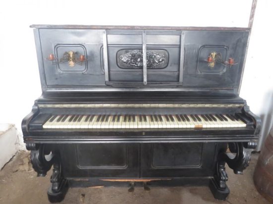 Lote: 106 - Lote: 106 - Piano frontal Frances 