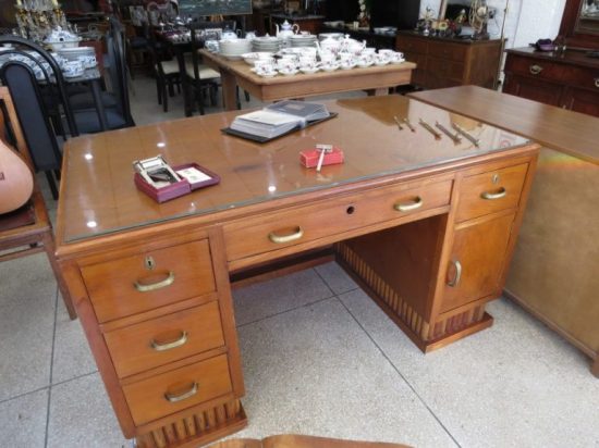 Lote: 92 - Lote: 92 - Escritorio Estilo Art Deco (años 40) Enchapado en cedro