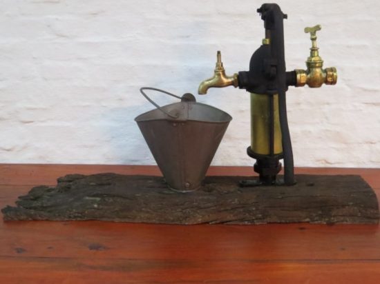 Lote: 14 - Lote: 14 - Adorno rústico con bomba y canillas de bronce