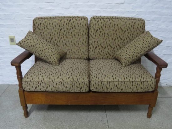 Lote: 77 - Lote: 77 - Juego de living de madera maciza con almohoadones tapizados