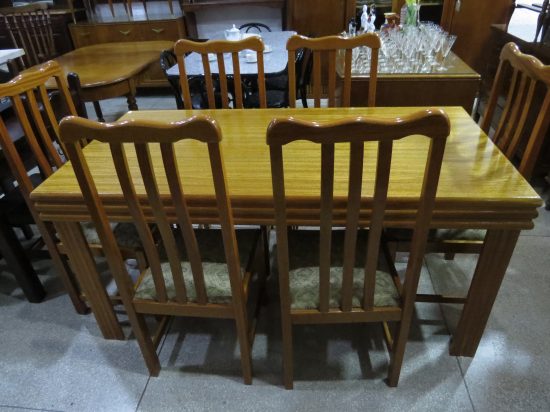 Lote: 34 - Lote: 34 - Mesa rectangular con 6 sillas en madera maciza