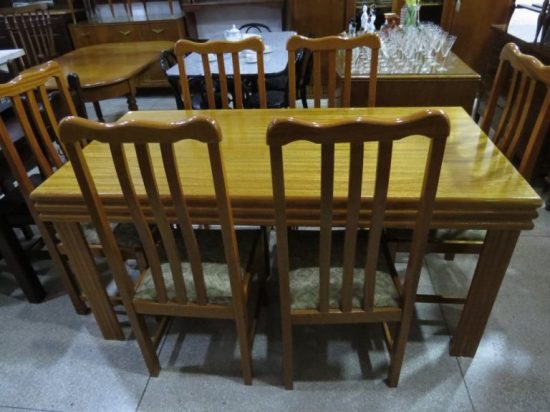 Lote: 34 - Lote: 34 - Mesa rectangular con 6 sillas en madera maciza