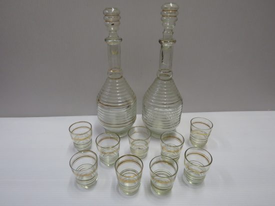 Lote: 138 - Lote: 138 - Par de botellones de vidrio con 9 vasos de licor