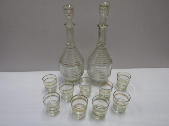 Lote: 138 - Lote: 138 - Par de botellones de vidrio con 9 vasos de licor