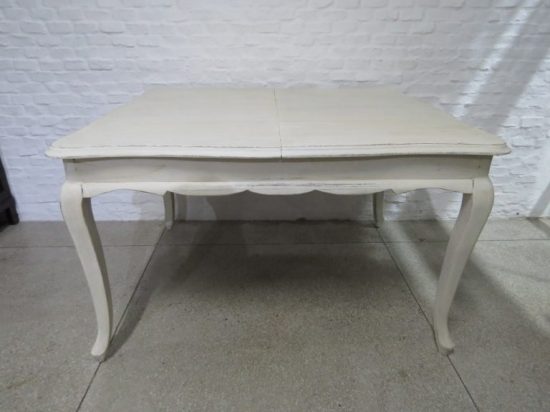 Lote: 103 - Lote: 103 - Mesa Francesa patinada de blanco