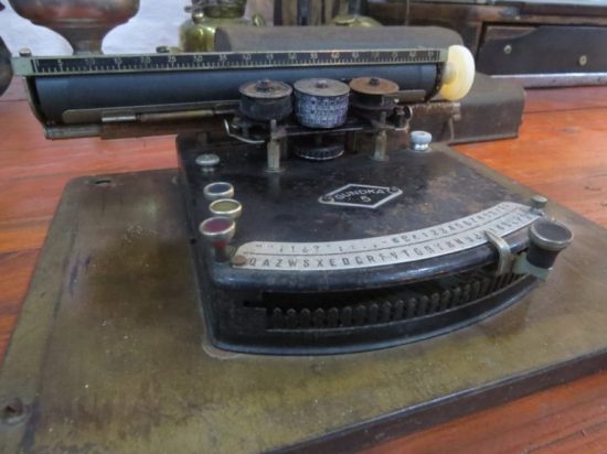 Lote: 66 - Lote: 66 - Antigua maquina de escribir de 1920