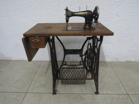 Lote: 41 - Lote: 41 - Antigua maquina de coser 