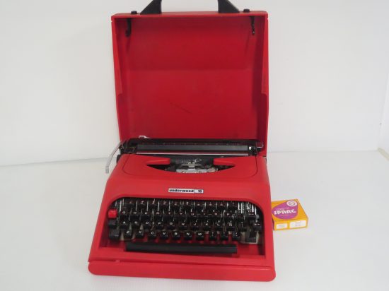 Lote: 130 - Lote: 130 - Maquina de escribir funcionando ( carcasa de plástico)