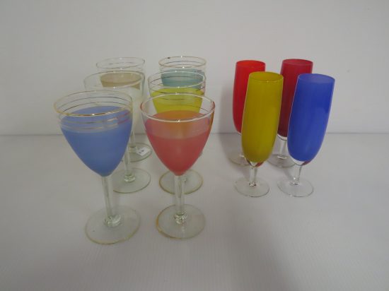 Lote: 122 - Lote: 122 - 4 copas de vidrio de colores + 6 copas de vidrio de cores