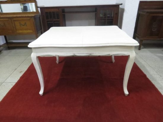 Lote: 64 - Lote: 64 - Mesa Francesa patinada de blanco