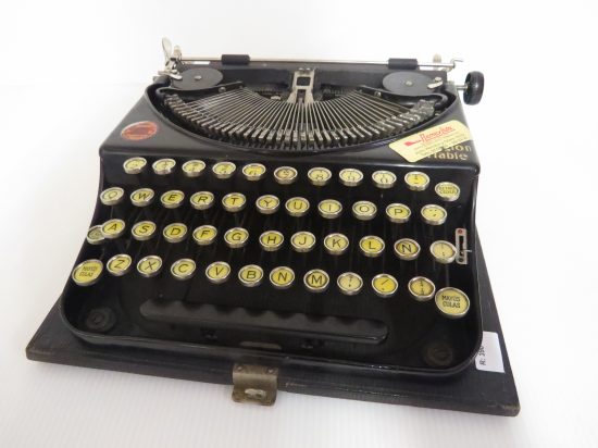 Lote: 76 - Lote: 76 - Antigua maquina de escribir