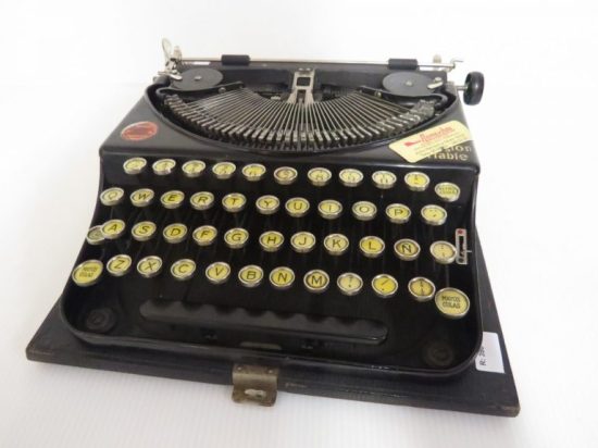 Lote: 76 - Lote: 76 - Antigua maquina de escribir