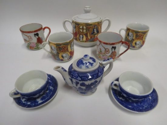Lote: 122 - Lote: 122 - Lote de loza compuesto por tetera y 2 tazas + azucarero y 4 tazas