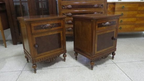 Lote: 100 - Lote: 100 - Comoda Inglesa con espejo + 2 mesas de noche