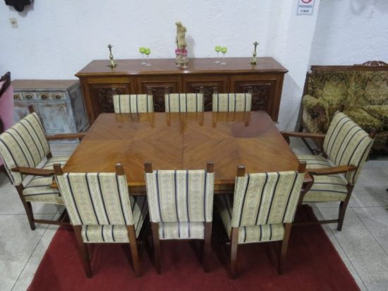 Lote: 95 - Lote: 95 - Juego de comedor Tudor en petiribí