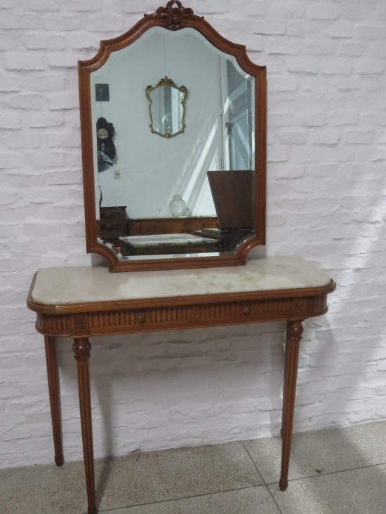Lote: 98 - Lote: 98 - Mueble de arrimo Luis XVI con espejo en madera