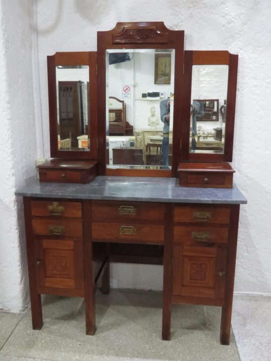 Lote: 71 - Lote: 71 - Mueble toilette con espejos biselados y marmol