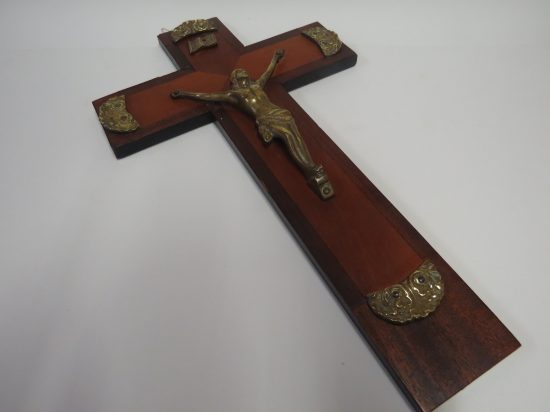 Lote: 45 - Lote: 45 - Crucifijo en bronce con madera