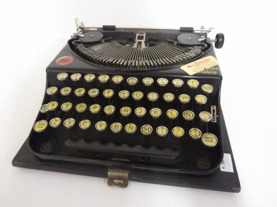 Lote: 90 - Lote: 90 - Antigua maquina de escribir