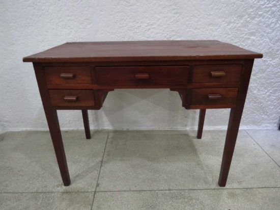 Lote: 26 - Lote: 26 - Escritorio de cedro con 5 cajones