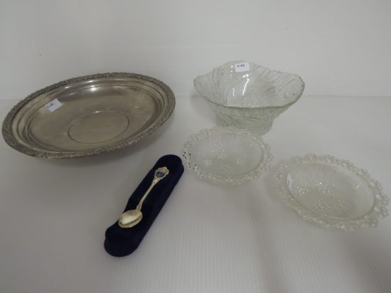 Lote: 138 - Lote: 138 - 3 carameleras de vidrio talladas + centro mesa metal y cuchara