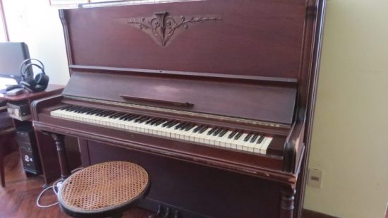 Lote: 100 - Lote: 100 - Piano vertical 