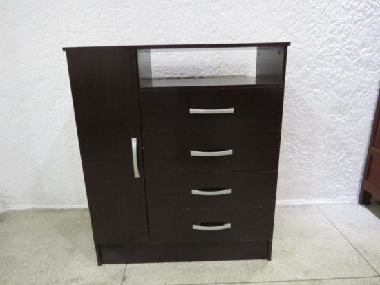 Lote: 54 - Lote: 54 - Comoda con 4 cajones y una puerta