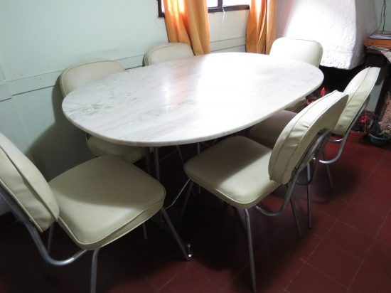 Lote: 99 - Lote: 99 - Juego de comedor con mesada de marmol y 6 sillas