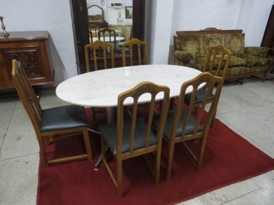 Lote: 95 - Lote: 95 - Juego de comedor compuesto por mesa de marmol con 6 sillas tapizadas