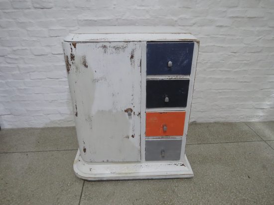 Lote: 93 - Lote: 93 - Antiguo mueble patinado de blanco con 4 cajones