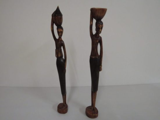 Lote: 111 - Lote: 111 - Par de figuras talladas en madera