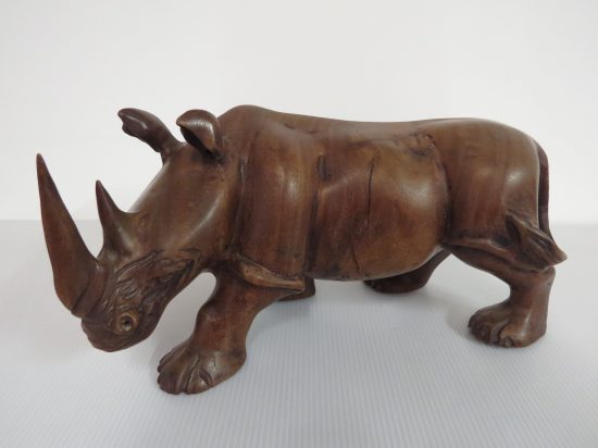 Lote: 83 - Lote: 83 - Rinoceronte tallado en madera