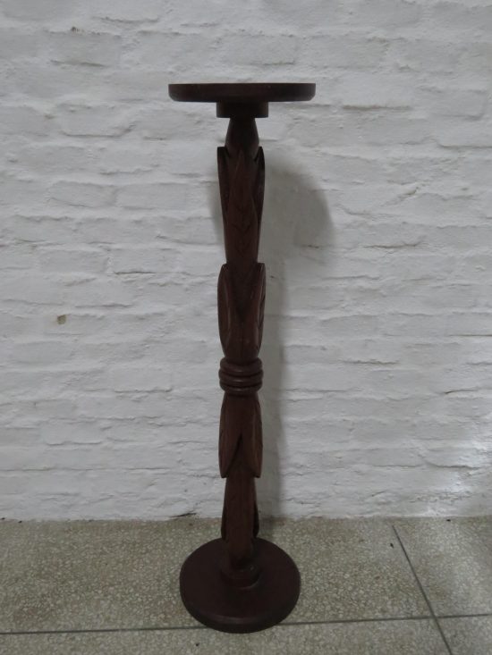 Lote: 6 - Lote: 6 - Pedestal en madera tallada