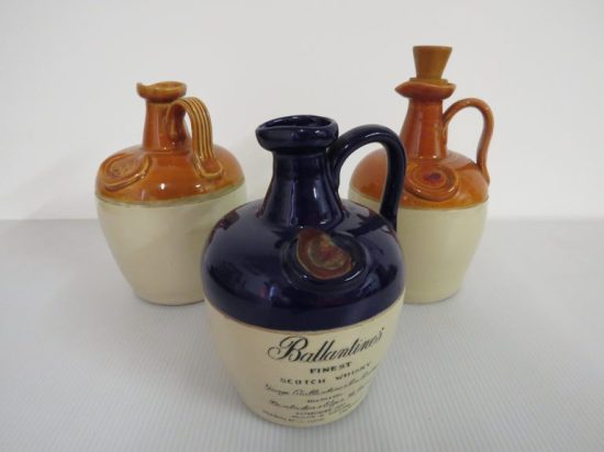 Lote: 123 - Lote: 123 - 3 botellones antiguos de whisky
