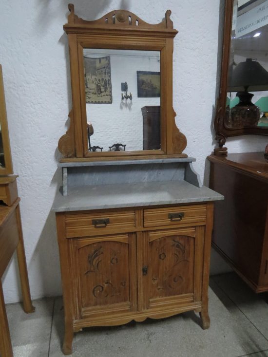 Lote: 54 - Lote: 54 - Toilette antiguo en cedro con espejo