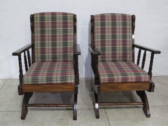 Lote: 66 - Lote: 66 - Par de mesedoras en madera maciza