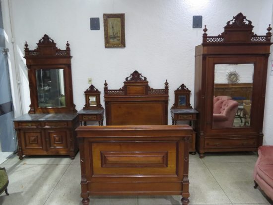 Lote: 84 - Lote: 84 - Gran juego de dormitorio colonial