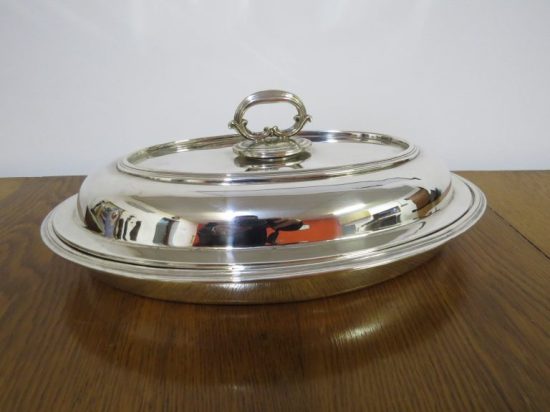 Lote: 130 - Lote: 130 - Fuente con tapa de platina