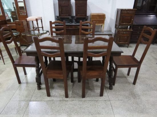 Lote: 102 - Lote: 102 - Mesa con 6 sillas de madera