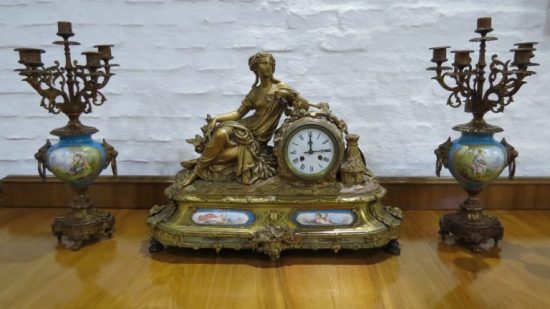 Lote: 77 - Lote: 77 - Garniture Frances con bronce y porcelana