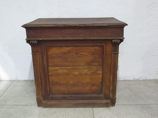 Lote: 106 - Lote: 106 - Mueble mostrador en pinotea