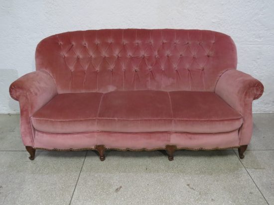 Lote: 82 - Lote: 82 - Sillon estilo Danes de 3 cuerpos capitoneado