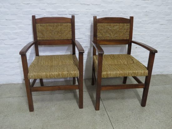 Lote: 71 - Lote: 71 - Par de sillas en madera y asiento y respaldo de totora