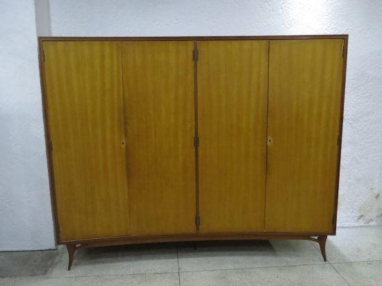 Lote: 62 - Lote: 62 - Ropero estilo americano madera y enchapado