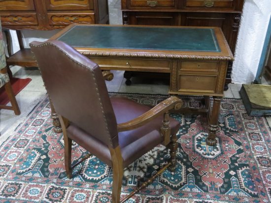 Lote: 77 - Lote: 77 - Escritorio estilo Tudor con sillón tapizado