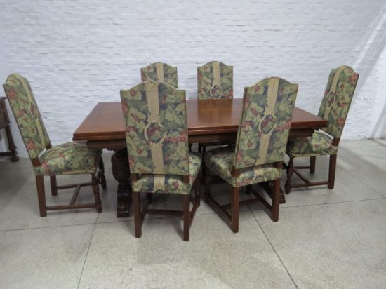 Lote: 93 - Lote: 93 - Mesa estilo Tudor en roble con 6 sillas
